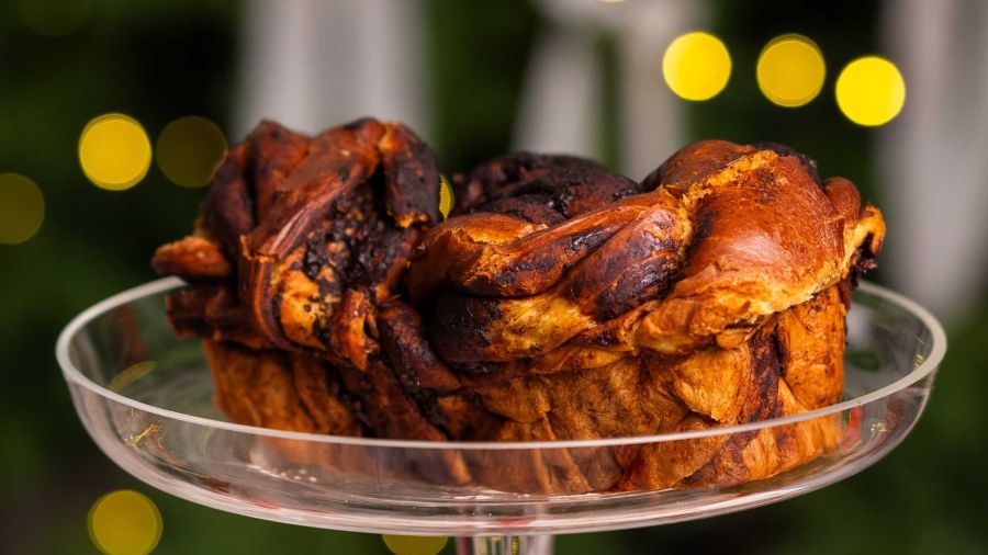 Babka cu ciocolată, alune caramelizate și sirop de portocale